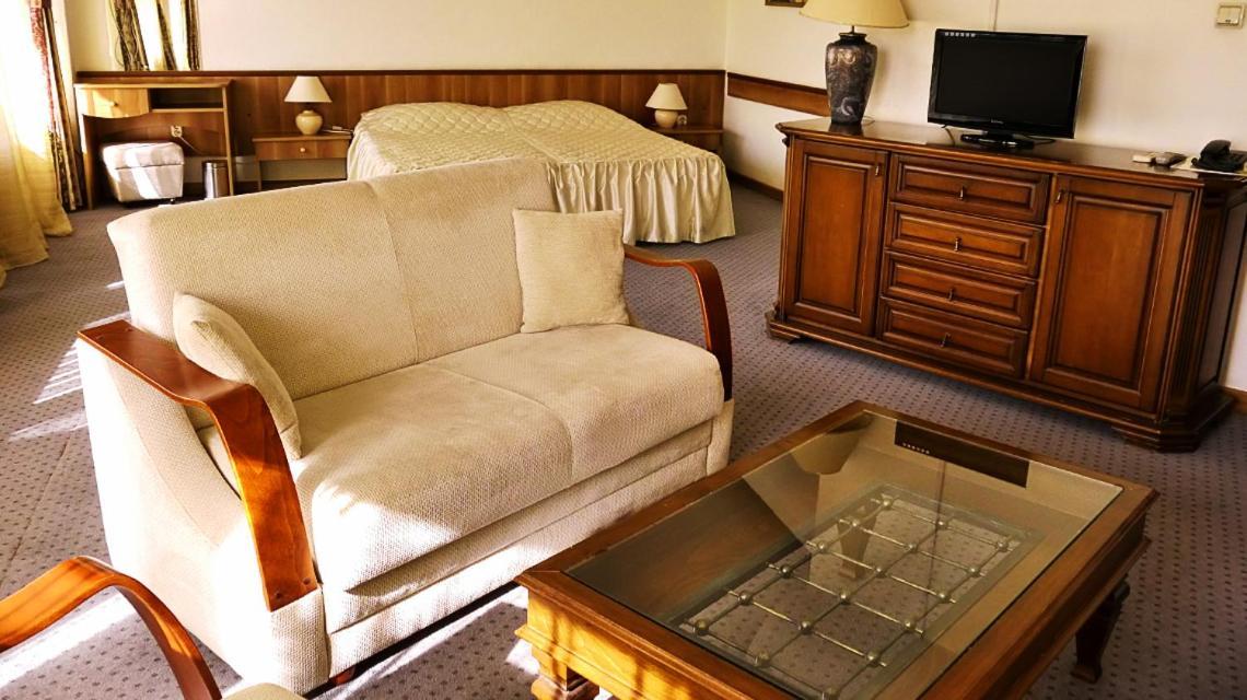 Хотел Казанлък Ngoại thất bức ảnh
